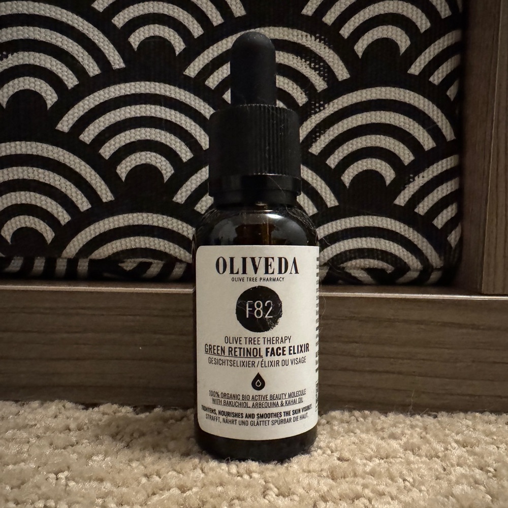 Veda Green Retinol Face Elixir - Black